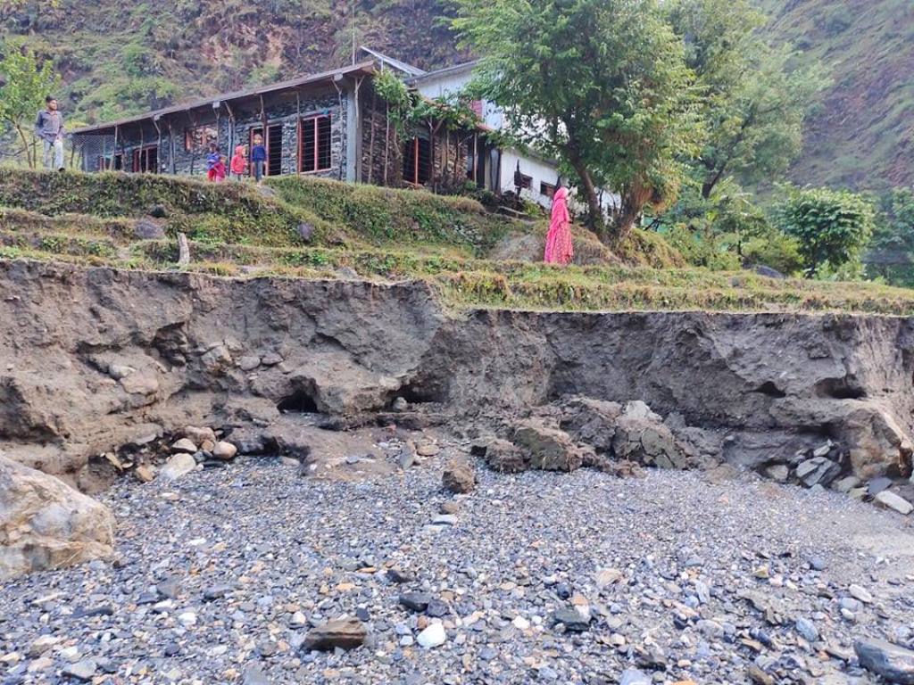 बैतडीको सिगासमा सेतीको बाढीले विद्यालय भवन बगायो, विद्यार्थीलाई विद्यालय पुग्नै सकस